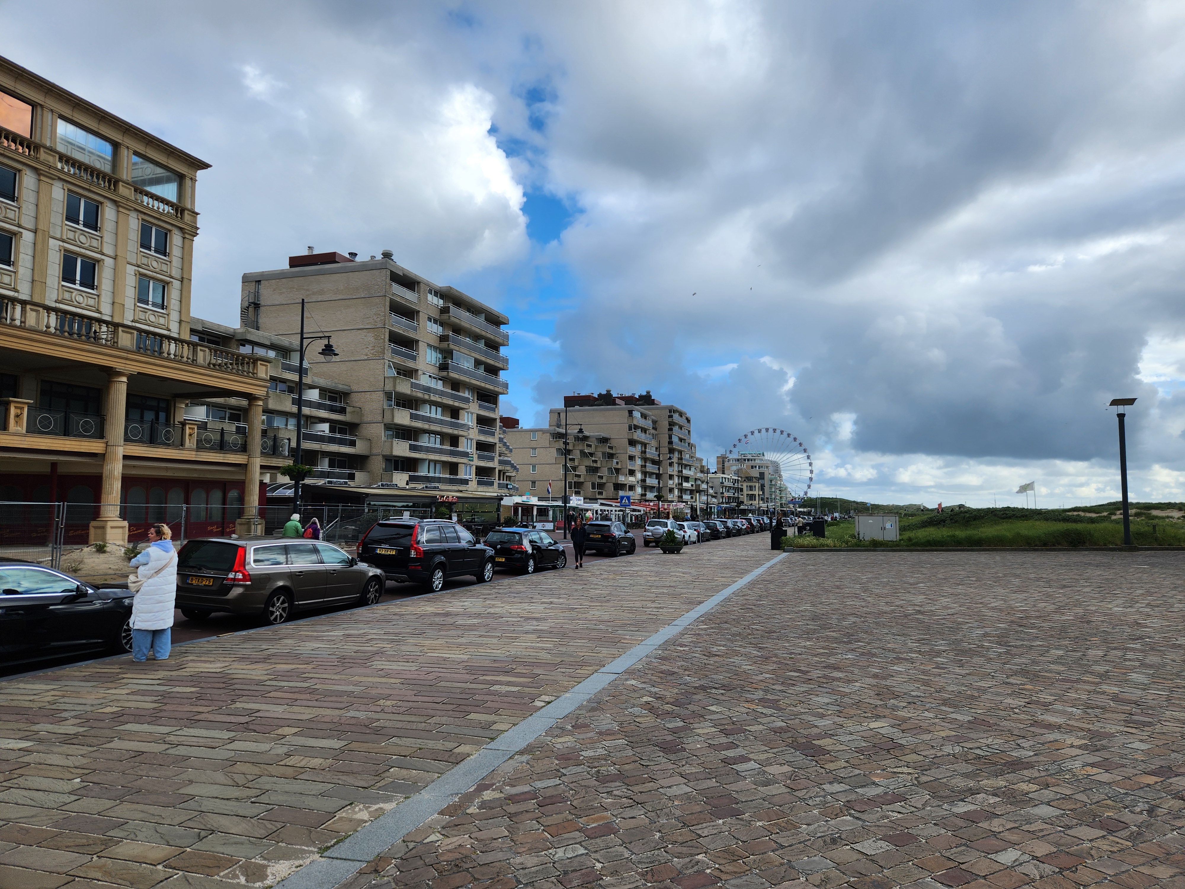 Nordwijk sea front, this is as rough as the Netherlands got, thats to say theres a gaudy romanesque hotel and some 70&rsquo;s style flats, in the background is a ferris wheel. The paved road surface is immaculate